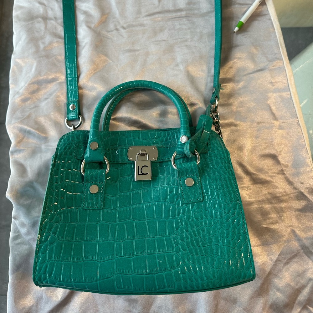 Chic Vibrant Green Crocodile-Embossed Handbag